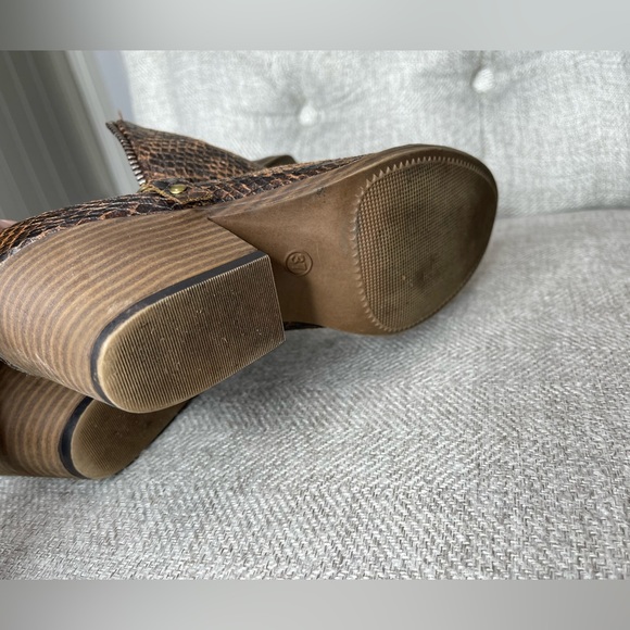 Corkys Boutique Block Heel Shoes Booties Women’s EU 37 Vegan Snakeskin 6.5 - Picture 4 of 4